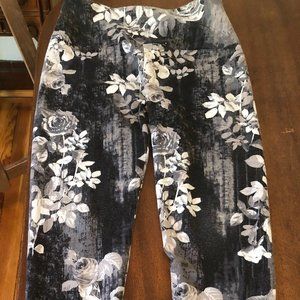 FLORAL BACK AND WHITE LEGGINGS SUAVE BRAND WITH CONTROL WAIST BAND S PETITE